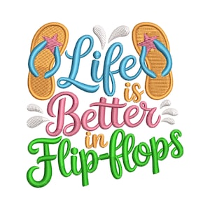 Könnte beinhalten: Gesticktes Design mit dem Satz "Life is Better in Flip-Flops". Das Design zeigt zwei Flip-Flops, blauen und rosa Text und weiße Akzente. Die Flip-Flops sind beige mit blauen Riemen und rosa Seesternen.
