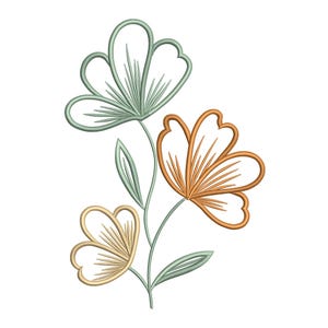 Puede incluir: Diseño floral bordado con tres flores estilizadas en tonos verdes, dorados y naranjas. Las flores tienen contornos de pétalos detallados y acentos lineales, sobre un fondo blanco. El diseño incluye hojas y tallos.
