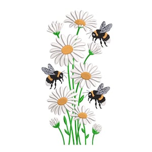 Puede incluir: Un diseño bordado que presenta una disposición vertical de margaritas blancas con centros amarillos y tallos verdes. Tres abejorros con rayas negras y amarillas vuelan alrededor de las flores. El fondo es blanco liso.