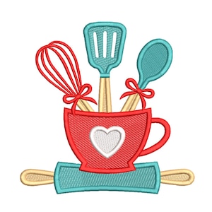 Può includere: Una tazza rossa con un cuore bianco, contenente una frusta rossa, una spatola blu e un cucchiaio blu, tutti legati con fiocchi rossi. Un mattarello blu è in basso. L'immagine è un design per l'artigianato a tema cucina.