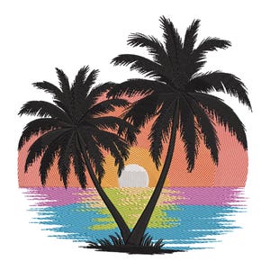 Op de afbeelding: Geborduurd ontwerp van twee zwarte palmbomen tegen een zonsondergang. De zonsondergang heeft tinten oranje, roze en geel, met een witte zon. Het water beneden is een mix van blauw, groen en paars.