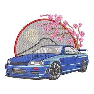 Könnte beinhalten: Gesticktes Design eines blauen Sportwagens mit schwarzen Rädern, vor dem Hintergrund eines Berges, einer aufgehenden Sonne und eines Kirschblütenbaums mit rosa Blüten. Das Auto hat einen Spoiler und rote Akzente.