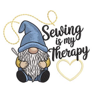 Peut inclure: Illustration fantaisiste d'un gnome avec un chapeau bleu et une barbe blanche, tenant une aiguille et du fil. Le texte "Sewing is my Therapy" est écrit en script élégant, avec un cœur doré. Parfait pour les couturières.