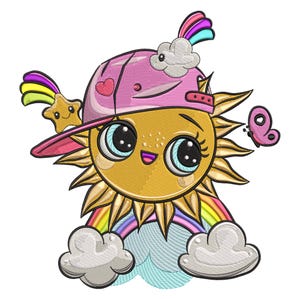 Puede incluir: Diseño bordado de un sol sonriente con una gorra rosa con un corazón, un arcoíris y una mariposa. El sol tiene ojos grandes y una expresión feliz. Una estrella fugaz y una nube completan el diseño.