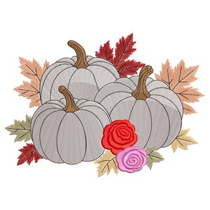 Pode incluir: Um desenho bordado com três abóboras cinzentas com caules castanhos, rodeadas por folhas de outono em tons de vermelho, laranja e verde. Duas rosas, uma vermelha e outra rosa, também estão incluídas no desenho.