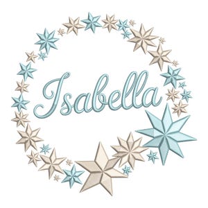Könnte beinhalten: Ein kreisförmiges Design mit dem Namen "Isabella" in hellblauer Schrift, umgeben von einem Kranz aus hellblauen und beigefarbenen Sternen. Die Sterne sind unterschiedlich groß und in einem dekorativen Muster angeordnet.