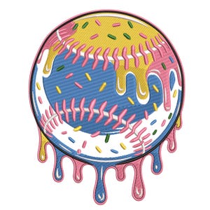 Op de afbeelding: Een honkbalontwerp met een blauw-witte basis en roze stiksels. De bovenkant is geel met kleurrijke hagelslag, en het ontwerp heeft roze en gele druipende glazuur.