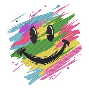 Könnte beinhalten: Gesticktes Smiley-Gesicht-Design mit schwarzem Umriss und Augen, vor einem farbenfrohen, strukturierten Hintergrund. Der Hintergrund weist Streifen in Blau, Lila, Gelb, Grün und Pink auf, was eine lebendige und verspielte Ästhetik erzeugt.