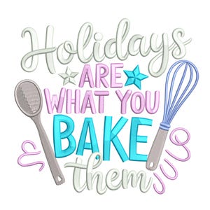 Könnte beinhalten: Auf weißem Hintergrund steht der Schriftzug „Holidays are what you bake them“ in Schreibschrift. Das Wort „Holidays“ ist weiß, „ARE“ hellviolett und „BAKE“ türkis. Auf beiden Seiten befinden sich ein Schneebesen und ein Löffel.