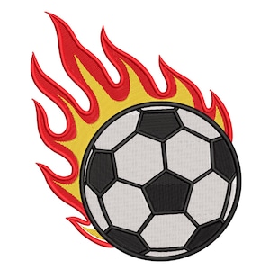 Op de afbeelding: Een geborduurde voetbal met zwart-witte panelen, omringd door rode en gele vlammen. Dit ontwerp is geschikt voor patches of applicaties op sportartikelen.