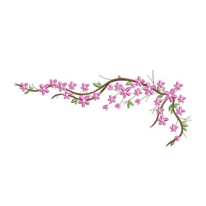 Op de afbeelding: Een bloemenborduurontwerp met een gebogen tak met roze bloesems en groene bladeren. De tak is bruin en de bloemen hebben een driedimensionale uitstraling. Het ontwerp staat tegen een witte achtergrond.