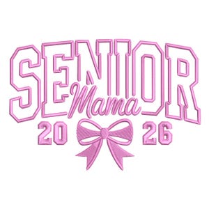 Può includere: Design ricamato rosa con le parole "SENIOR Mama", i numeri "20" e "26" e un fiocco. Questo design è probabilmente per una classe di laurea del 2026, ideale per abbigliamento o accessori.