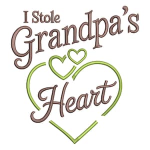 Może przedstawiać: Na białym tle napis „I Stole Grandpa's Heart” brązową czcionką. Słowo „Heart” znajduje się w zielonym obrysie serca, z dwoma mniejszymi zielonymi sercami nad nim.
