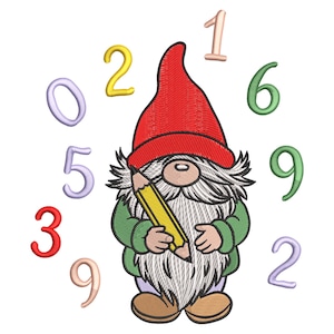 Può includere: Design ricamato con uno gnomo con un cappello rosso e una lunga barba bianca, che tiene una matita gialla. Lo gnomo è circondato da numeri colorati da 0 a 9. Adatto per un progetto artigianale o un articolo educativo.
