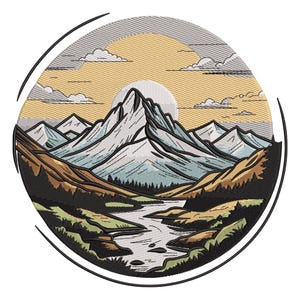 Puede incluir: Parche bordado con un paisaje de montaña con un río, árboles y un sol poniente. El diseño utiliza tonos azules, verdes, marrones y amarillos, enmarcado por un borde circular negro.