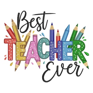 Könnte beinhalten: Ein farbenfrohes Grafikdesign mit dem Schriftzug "Best Teacher Ever" in einer verspielten Schriftart. Das Wort "Teacher" besteht aus bunten, gemusterten Buchstaben, umgeben von Bleistiften. Das Design befindet sich auf weißem Hintergrund.