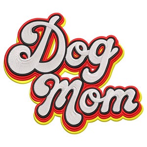 Puede incluir: Parche bordado con las palabras "Dog Mom" en una fuente retro y cursiva. El texto blanco tiene un contorno negro, sobre un borde rojo y amarillo. El diseño tiene un efecto 3D.