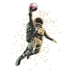 Può includere: Design ricamato di un astronauta che schiaccia un pallone da basket. L'astronauta indossa una tuta spaziale con un casco e tiene la palla sopra la testa. Il design è nei toni del verde, del beige e del nero, con accenti dorati.