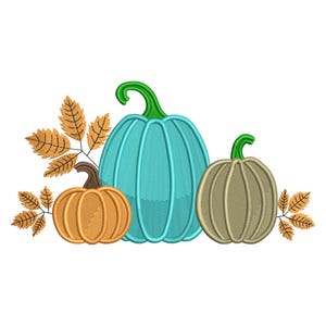 Op de afbeelding: Een geborduurd ontwerp met drie pompoenen in teal, goud en beige, met groene stelen. De pompoenen zijn omgeven door herfstbladeren in goud- en bruintinten, alles tegen een witte achtergrond.