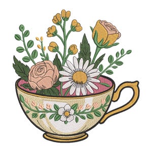 Könnte beinhalten: Ein Stickdesign mit einer cremefarbenen Teetasse mit goldenem Henkel und Rand, verziert mit einem Blumenrankenmuster. Die Tasse ist gefüllt mit einem Strauß aus rosa Rosen, einem weißen Gänseblümchen, gelben Wildblumen und grünen Stielen.
