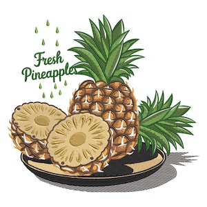 Op de afbeelding: Illustratie van verse ananassen. Een hele ananas en twee plakken liggen op een zwart bord. De ananassen zijn bruin en geel met groene bladeren. De tekst "Fresh Pineapples" staat erboven.