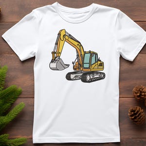 Puede incluir: Una camiseta blanca de manga corta con una ilustraci&oacute;n gr&aacute;fica centrada de una excavadora de construcci&oacute;n amarilla. La excavadora tiene una pala gris, orugas negras y una cabina con ventanas azul claro, en un estilo de dibujo animado.