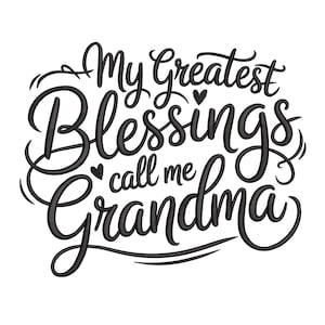 Op de afbeelding: Zwarte tekst op een witte achtergrond: "My Greatest Blessings call me Grandma". De tekst is in een decoratief lettertype met hartaccenten, ideaal voor een cadeau of woondecoratie.