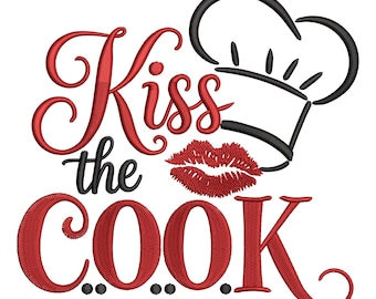 Może przedstawiać: Haftowany wzór z napisem "Kiss the Cook" w kolorze czerwonym i czarnym, z czapką kucharską i czerwonymi ustami. Wzór znajduje się na białym tle, odpowiedni do dekoracji kuchni lub odzieży.
