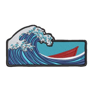 Puede incluir: Parche bordado con una ola estilizada con crestas blancas y agua azul oscuro y azul claro. Un barco rojo está situado dentro de la cresta de la ola, sobre un fondo azul claro. El parche tiene un borde negro.