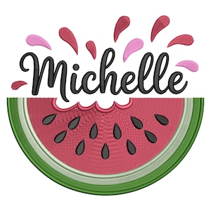Può includere: Un design a fetta di anguria ricamato con il nome "Michelle" in corsivo nero. L'anguria è rossa con semi neri e una buccia verde. Spruzzi rosa e rossi sono sopra il nome, creando un'atmosfera estiva.