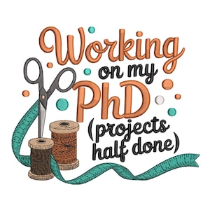 Könnte beinhalten: Gesticktes Design mit dem Text "Working on my PhD (Projekte halb fertig)". Das Design umfasst eine Schere, Garnrollen und ein türkisfarbenes Maßband. Die Text- und Designelemente sind in Orange-, Schwarz- und Türkistönen gehalten.