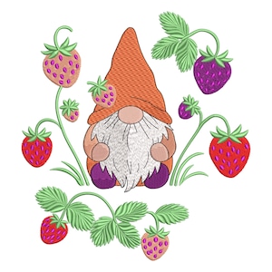 Puede incluir: Diseño bordado con un gnomo de jardín rodeado de fresas y hojas verdes. El gnomo lleva un gorro naranja y botas moradas. Las fresas son rojas, rosas y moradas.