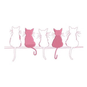 Puede incluir: Diseño bordado con cinco gatos sentados en una línea. Dos gatos son de color rosa sólido, mientras que los otros tres están delineados con hilo rosa. Los gatos están de espaldas, con sus colas colgando.