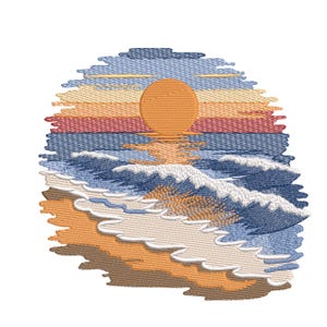 Può includere: Design ricamato di un tramonto sull'oceano. Il sole è un grande cerchio arancione, che si riflette sull'acqua. Le onde si infrangono sulla spiaggia, con colori blu, arancione e beige. Il cielo ha bande orizzontali di colore.