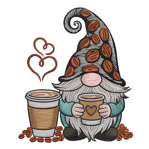 Könnte beinhalten: Gesticktes Design eines Kaffeegnom mit einer Kaffeetasse mit einem Herzen. Der Zwerg trägt einen Hut, der mit Kaffeebohnen verziert ist, und hat einen langen, grauen Bart. Eine zweite Kaffeetasse und Kaffeebohnen sind ebenfalls im Bild.