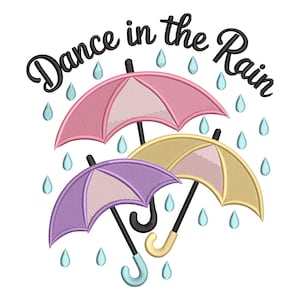以下が含まれることがあります： ピンク、黄色、紫の3色の傘と雨粒、そして「Dance in the Rain」の文字が刺繍されたデザイン。 傘は黒い柄で、白い背景に配置されています。 遊び心のあるデザインです。