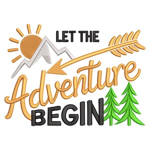 Peut inclure: Conception graphique avec les mots "LET THE ADVENTURE BEGIN". Le design comprend un soleil, des montagnes, une flèche et deux pins verts. Le texte et les graphiques sont dans des tons or, noir, blanc et vert.