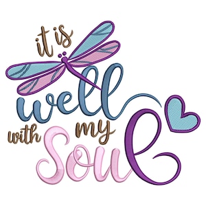 Könnte beinhalten: Ein dekoratives Design mit einer Libelle und dem Schriftzug "it is well with my soul". Die Libelle hat lila, blaue und rosa Flügel. Der Text ist in Braun, Blau, Rosa und Lila auf weißem Hintergrund. Ein Herz ist ebenfalls enthalten.