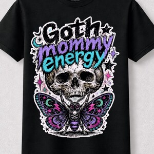 Niedliches, aber durchgeknalltes T-Shirt, Gothic-Mom-Look mit Totenkopf und Motte, lustiges Meme-Shirt, anzügliches Shirt, Drama-Queen-Shirt, skurriles Geschenk für Kryptozoologen