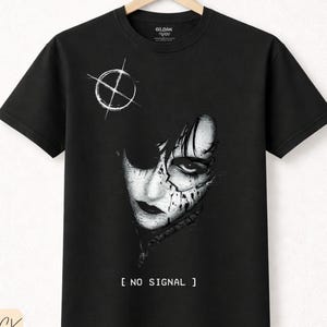 Può includere: Una tazza di ceramica bianca con manico nero e la scritta "But First, Coffee" in nero, in grassetto. La tazza è su una superficie bianca. La tazza è alta circa 10 cm.