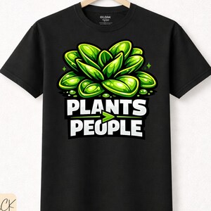 Könnte beinhalten: Schwarzes T-Shirt mit einem leuchtend grünen Pflanzengrafik und dem Text "PLANTS PEOPLE" in Weiß. Das Design zeigt eine stilisierte Sukkulente mit hellgrünen Blättern und einem kleinen Pfeil. Aus Premium-Baumwolle.