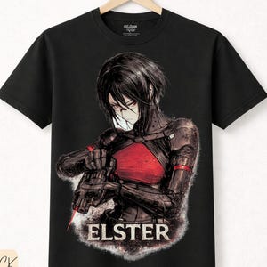 Puede incluir: Camiseta negra con una ilustración de estilo anime de un personaje con cabello oscuro y una parte superior roja, sosteniendo un arma. La palabra "ELSTER" está impresa en blanco debajo. La camiseta es de algodón premium.