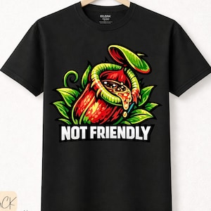Könnte beinhalten: Schwarzes T-Shirt mit einer farbenfrohen Illustration einer fleischfressenden Pflanze und dem Text "NOT FRIENDLY" in Weiß. Die Grafik enthält rote, grüne und gelbe Farbtöne. Das Shirt ist aus hochwertiger Baumwolle.