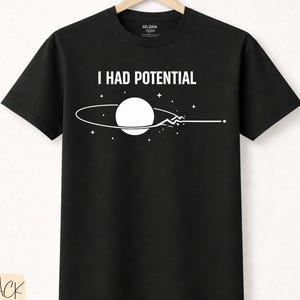 Das „I Had Potential“-T-Shirt ist das perfekte Vatertagsgeschenk. Ein ungewöhnliches Geschenk für ungewöhnliche Väter, die Weltraum- und Wissenschaftsgeschenke lieben.