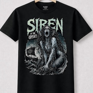 Può includere: Una t-shirt nera a maniche corte con una stampa grafica di una sirena mitica con lunghi capelli scuri e coda di pesce. Il testo "SIREN OF THE ODYSSEY" è stampato sopra la figura, posizionata davanti a una nave a vela sull'oceano.