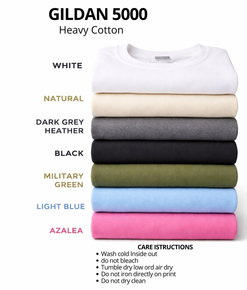 以下が含まれることがあります： GILDAN 5000 Heavy CottonのTシャツのスタック。白、ナチュラル、ダークグレーヘザー、黒、ミリタリーグリーン、ライトブルー、アザレアなど、さまざまな色があります。お手入れ方法がシャツの下に記載されています。