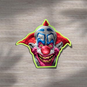 Sticker groene clown, retro-horrorontwerp, slank geïnspireerd, griezelige circussfeer, gedurfd cultfilmpersonage