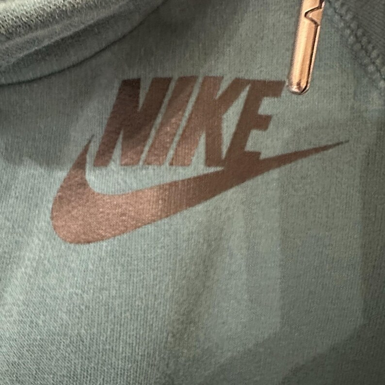 Felpa con cappuccio Nike da donna, collo a imbuto medio, verde, in pile, abbigliamento sportivo Y2K, logo Nike immagine 2