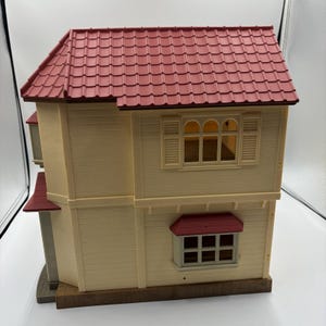 Casa de muñecas estilo campestre con techo rojo vintage Calico Critters de Sylvanian Families. imagen 6