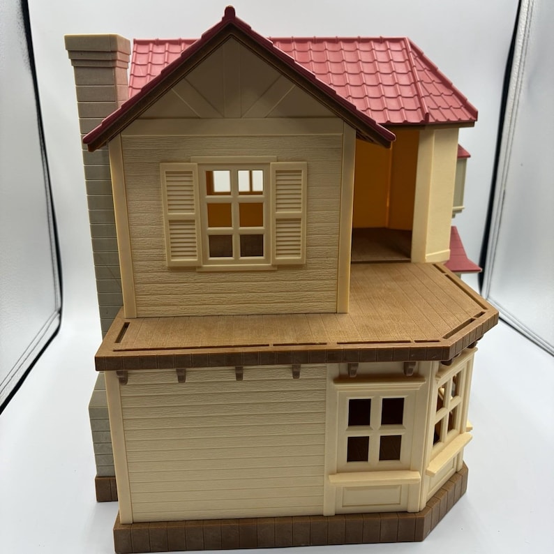 Casa de muñecas estilo campestre con techo rojo vintage Calico Critters de Sylvanian Families. imagen 4